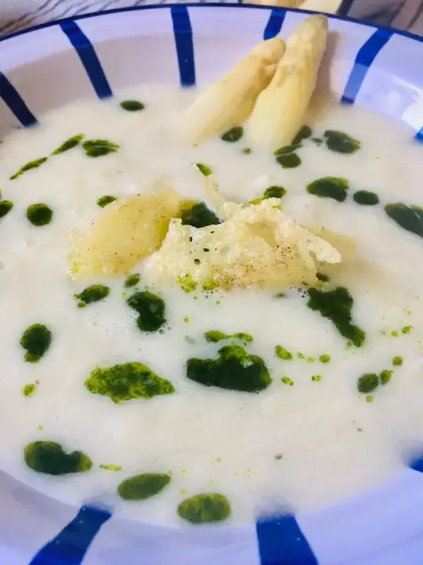 Gaspacho d’asperges à l’huile de persil et tuiles de parmesan