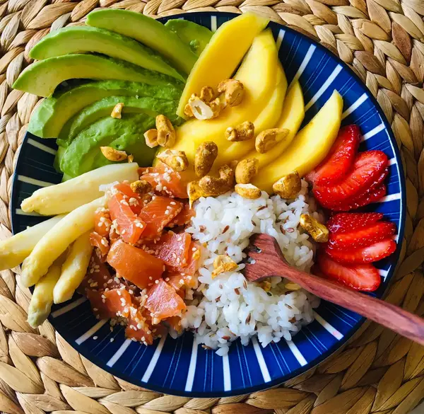 Poke-bowl de truite mariné, avocat, mangue et asperges