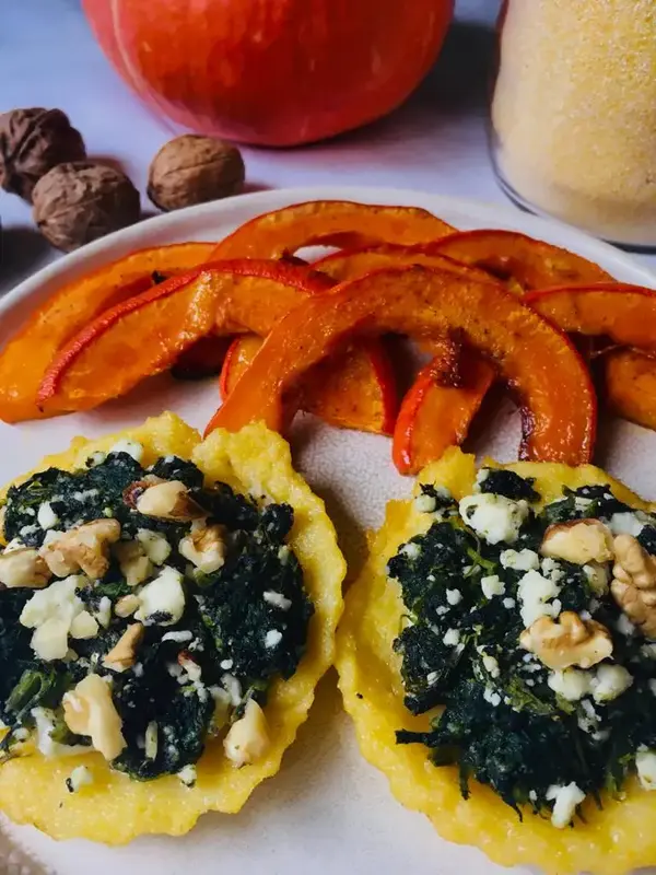 Tartelettes à la polenta, épinards et fêta avec courge rôtie